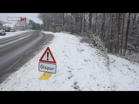 Auto bei Verkehrsunfall auf Gmundener Straße bei Gschwandt über Böschung gestürzt