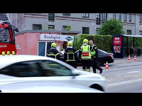 MERCEDES BRAGER IGENNEM BUTIK I HØRSHOLM