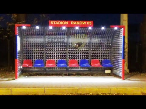 Częstochowa: Wiata przystankowa w kształcie piłkarskiej bramki.