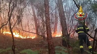 Evacuadas 3.000 personas por un gran incendio descontrolado en el Monte Faeta (Italia)