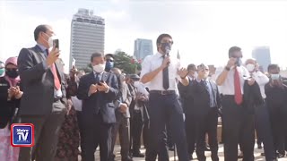 Download lagu Puluhan Ahli Parlimen pembangkang berarak ke Parlimen mp3