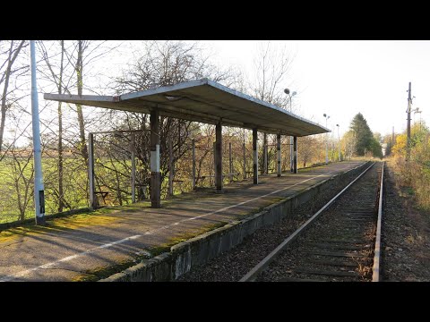 Przystanek kolejowy Jasienica na nieczynnej linii 190. Listopad 2020.