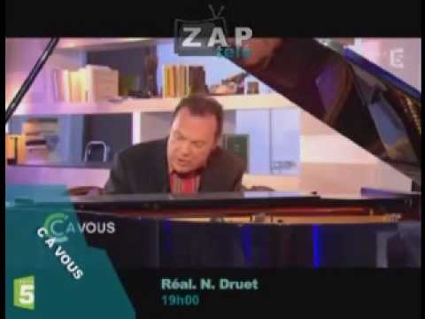 Julien Lepers chante pour C à Vous