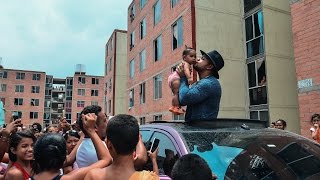 Kevin Flórez visitó en Las Gardenias a los niños champeteros