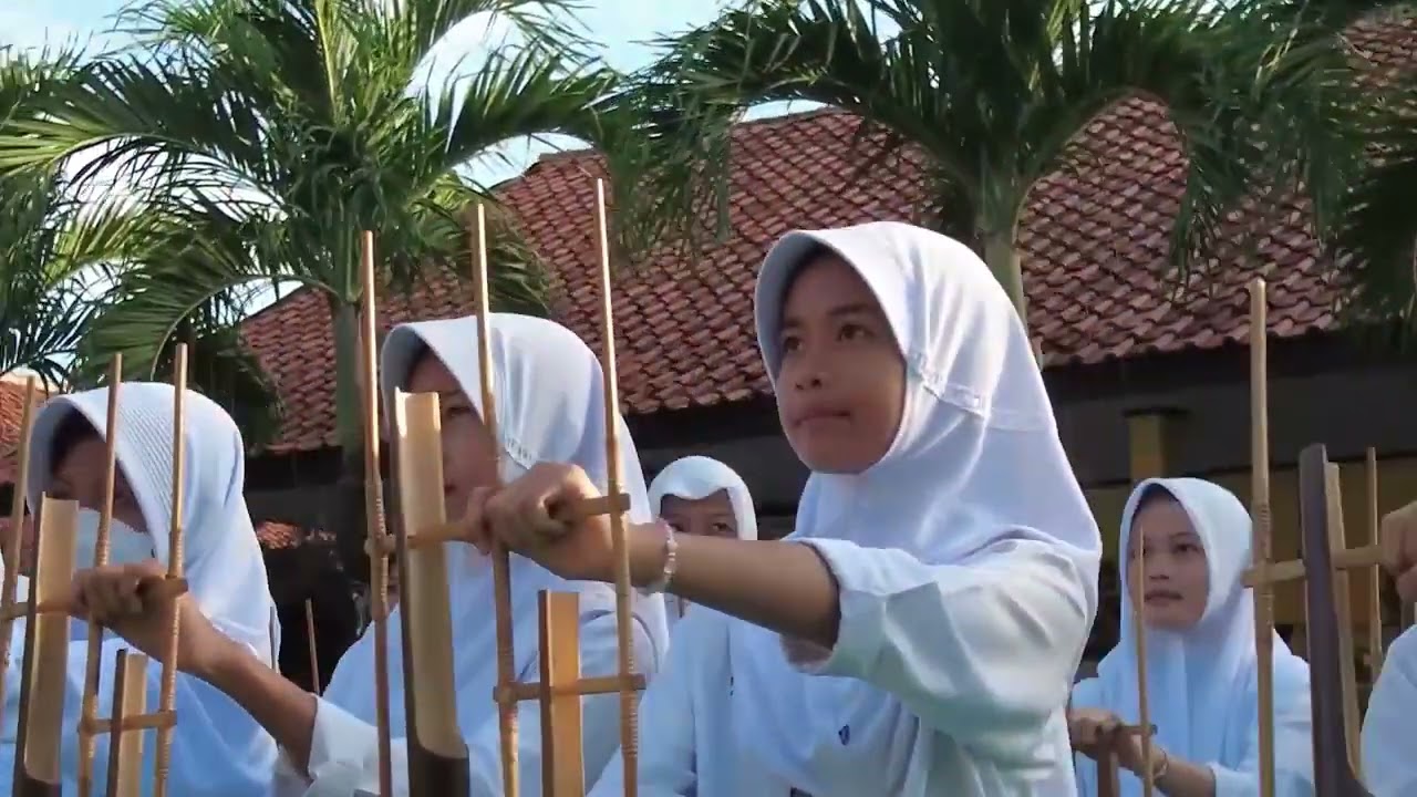 SENANDUNG ANGKLUNG SMPN 1 JATILUHUR