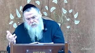 Persönlicher Meetingraum von ישראל יעקובוב (הרב אברהם מנחם מענדל וכטר) - התמונה מוצגת ישירות מתוך אתר האינטרנט יוטיוב. זכויות היוצרים בתמונה שייכות ליוצרה. קישור קרדיט למקור התוכן נמצא בתוך דף הסרטון