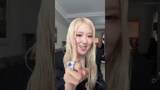 Download lagu ROSÉ takes pole position with “Messy” 🏎️ mp3