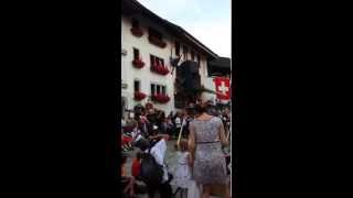 preview picture of video 'Fête nationale suisse à Gruyères - Cors des Alpes et lanceur de drapeau (01.08.2014)'