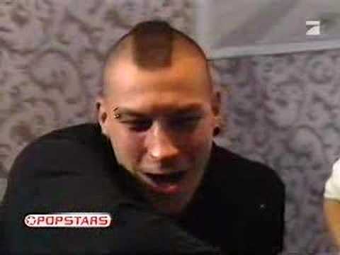 Lukas Hilbert bringt den Girls gittare bei!!