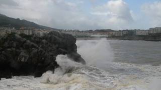 preview picture of video 'Golpe de mar en Playa de Ostende (Castro Urdiales-CANTABRIA)'