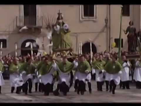 5TH APRIL 2015: MADONNA CHE SCAPPA IN PIAZZA LIVE ON ONDA TV