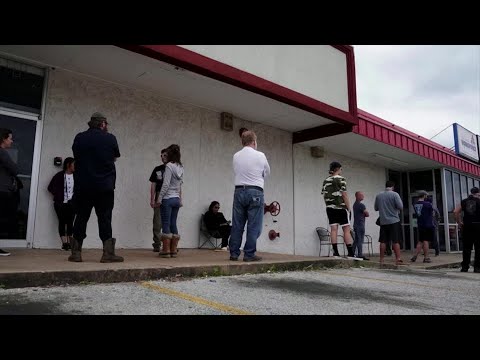 美國申請失業救濟人數上升，經濟復甦步履維艱。 (U.S. jobless claims rise as recovery falters)