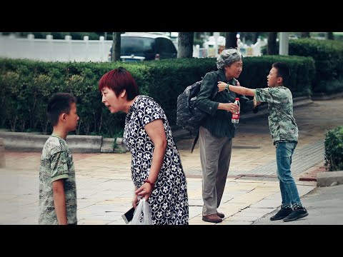 當奶奶被寵壞的孫子粗暴對待，有路人上來就訓斥男孩！