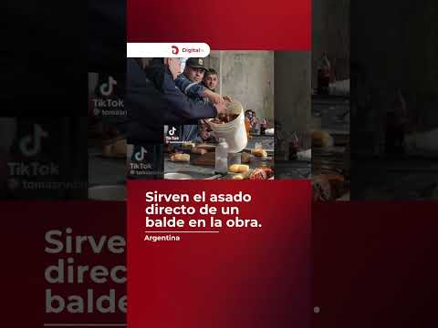 ¡Ingenio criollo! 🥩 Sirven el asado directo de un balde en la obra.