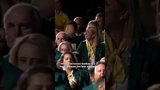 Australian flag-bearer shows respect to whole team at 2018 Commonwealth Games
