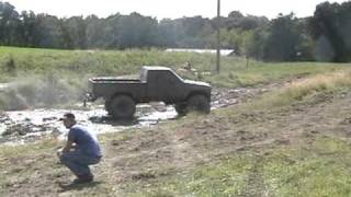 preview picture of video 'v8 toyota in mud pit'