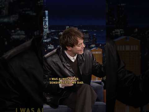 #CharlieHeaton is keeping up with the 2016 trend 🤣 #FallonTonight #StrangerThings