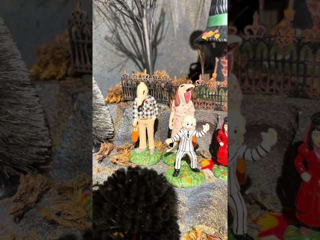 Vídeo relacionado con Figura de esqueleto de Halloween, 6,3 x 5,51 x 12,2 pulgadas, Compact Yet Glowing Eyes & Sound Effects, Spooky Decor for Haunted House, Interior, Home, Desk, Festival y