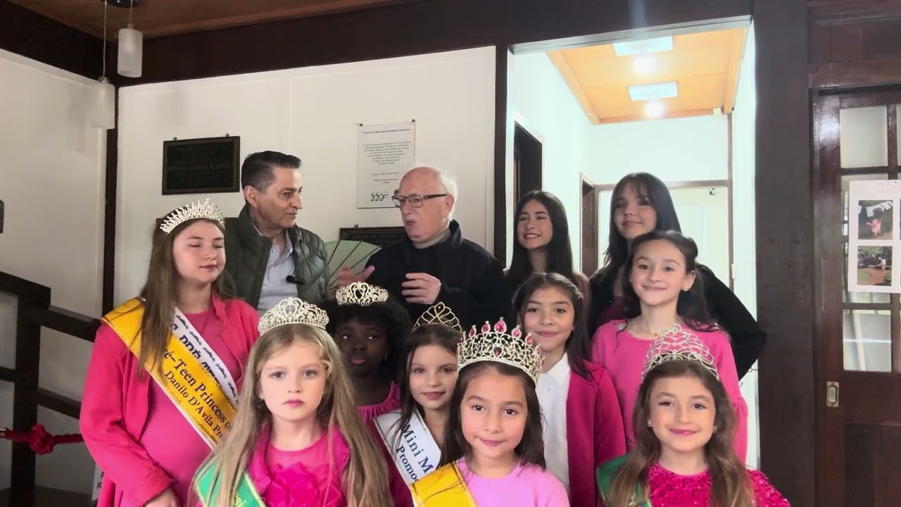 O encanto de crianças na passarela no miss mirim