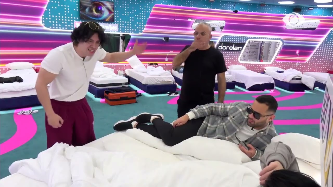 Angelo hedh valixhen në pishinë