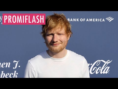 Sänger Ed Sheeran zeigt seinen bunt tätowierten Oberkörper
