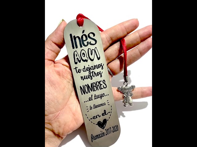 Vídeo relacionado con Marcapáginas Personalizado para Profesores en Acero Inoxidable – Grabado con Nombres, Curso y Ciclo Escolar – Medidas 145x40mm – Regalo Original Fin de Curso. Modelo Educar Nombres.