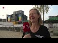 Vrijwilliger Anneke Spaans vermaakt zich prima op het Bevrijdingsfestival