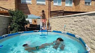 Baño en la piscina de los primos