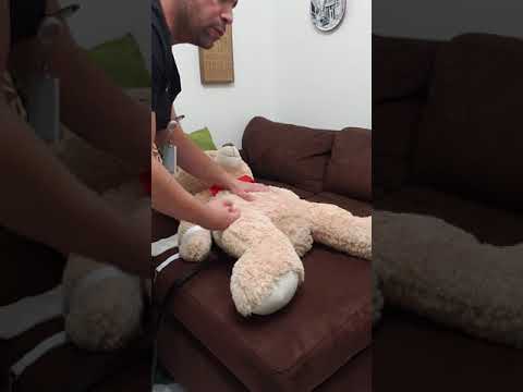 Aplicándole restricción a un paciente.