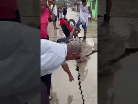 Se hizo un gran cráter en la calle