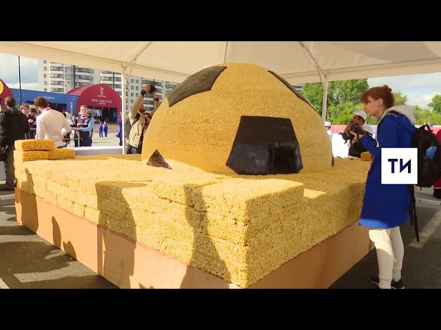 Рустам Минниханов попробовал рекордный чак-чак в виде мяча