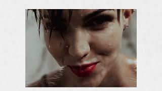 Music video thumbnail preview for Yeah Yeah yeahs-Rich by Yeah Yeah Yeahs