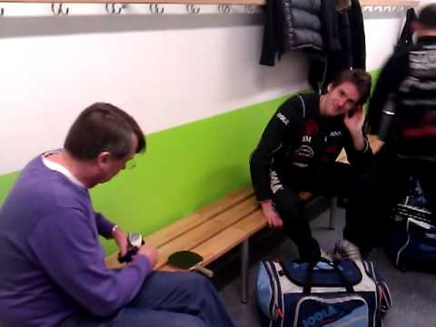 Schlägerkontrolle vor dem Spiel gegen Bremen