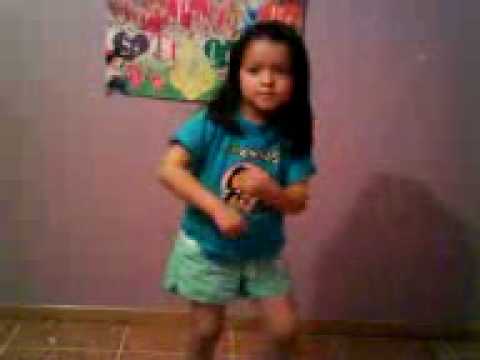 niña que baila mambo