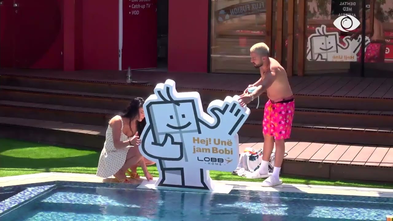 Gjesti realizon foton e radhës brenda në pishinë