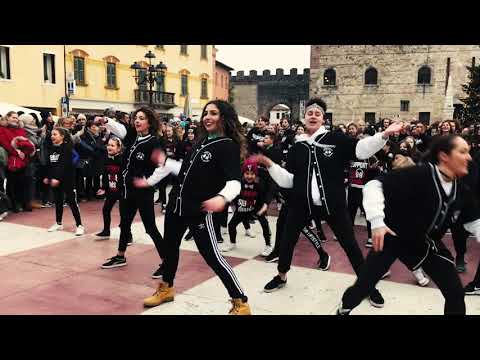 FLASH MOB SWEET DEVILS SCHOOL 4 COOPERATIVA AGORA' 2018/19