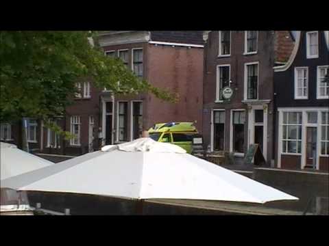 Ambulance 02-119 Dokkum komt met spoed aan op de Diepswal