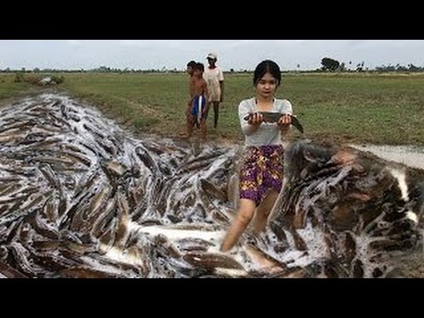 A fishing competition between Thai hot girls and children in the village 