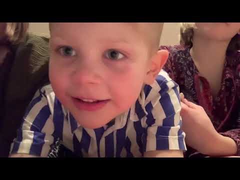 Jag och min kusin testar godis som vi fick i en godispåse