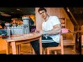 Bodybuilder im Spielzeug Museum!