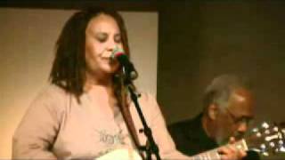 Robin Hackett singing Lay Your Head Down | Mystic Note 2011