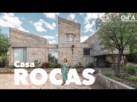 Une maison construite comme une ruine dans le paysage de Cordoba, Argentine