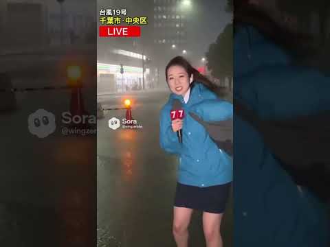 ミニスカ女子アナの中継中に台風でバケツが顔面直撃