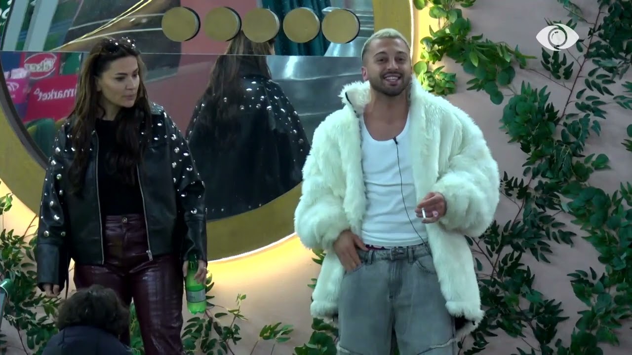 Gjesti dhe Rozana vijojnë bisedën gjatë kohës që Xheneta qëndron në urë