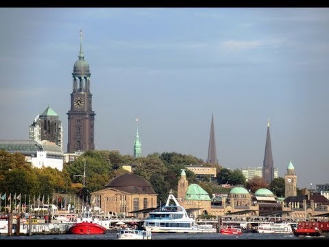 Der Hamburger Hafen mit der HVV-Fähre - Linie 62