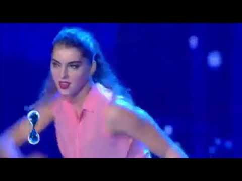 Две девушки исполняют уникальный акробатический номер. Италия