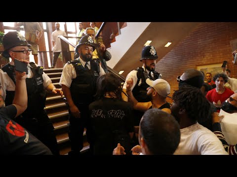 Незадоволені розслідуванням пожежі в Лондоні демонстранти увірвалися в адміністрацію району Кенсінгтон