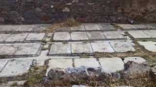 preview picture of video 'Spinalonga cemetery nekrotafeio'