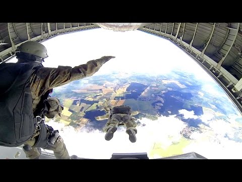 Fallschirmjäger trainieren Freifall - Bundeswehr