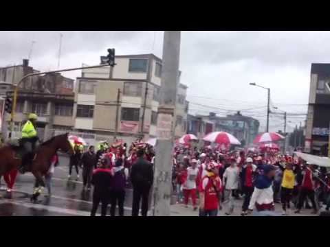 "LLEGÓ LA GUARDIA!!!!" Barra: La Guardia Albi Roja Sur • Club: Independiente Santa Fe • País: Colombia